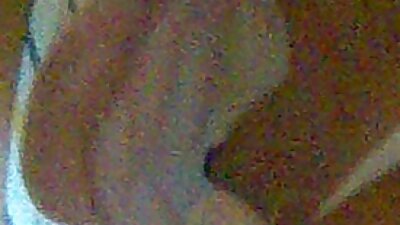 ਇੱਕ ਫਿੱਟ ਮਿਲ੍ਫ਼ ਜਿਸ ਦੇ ਵੱਡੇ ਨਕਲੀ ਛਾਤੀਆਂ ਹਨ ਇੱਕ ਵੱਡੇ ਡਿਕ ਨੂੰ ਚੂਸ ਰਿਹਾ ਹੈ