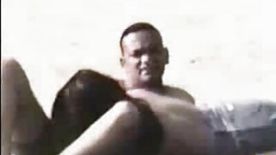 ਇੱਕ ਸੁੰਦਰ ਚੀਜ਼ ਉਸ ਦੇ panties ਨੂੰ ਹਟਾ ਦਿੰਦਾ ਹੈ ਅਤੇ ਉਹ ਉਸ ਦੇ twat ਦੀ ਮਾਲਸ਼ ਕਰਦਾ ਹੈ